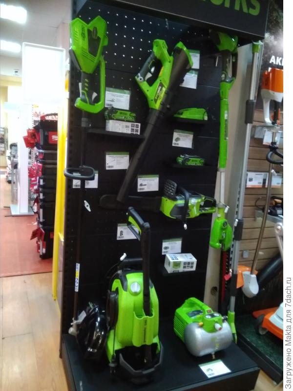 Висит слева