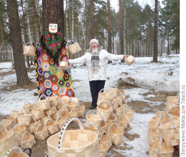 Это моя добрая подруга, подарившая корзины. Помогала зазвать покупателей)))