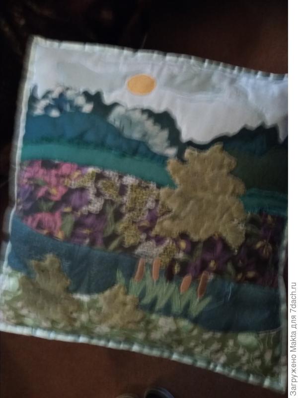 Этой наволочке на диванную подушку 20 лет, пора на покой.