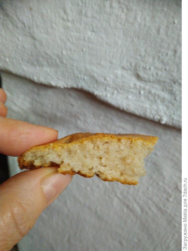 Текстура горячего мякиша рыхлая, такой хлеб есть нельзя, надо дать остыть