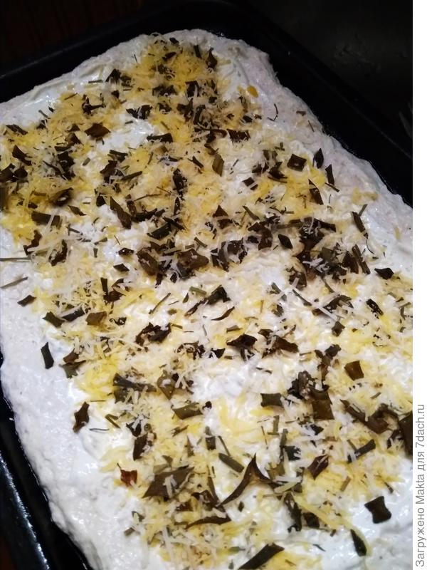 Начинкой из сметаны и лука смазала слой теста, присыпала тёртым твердым сыром