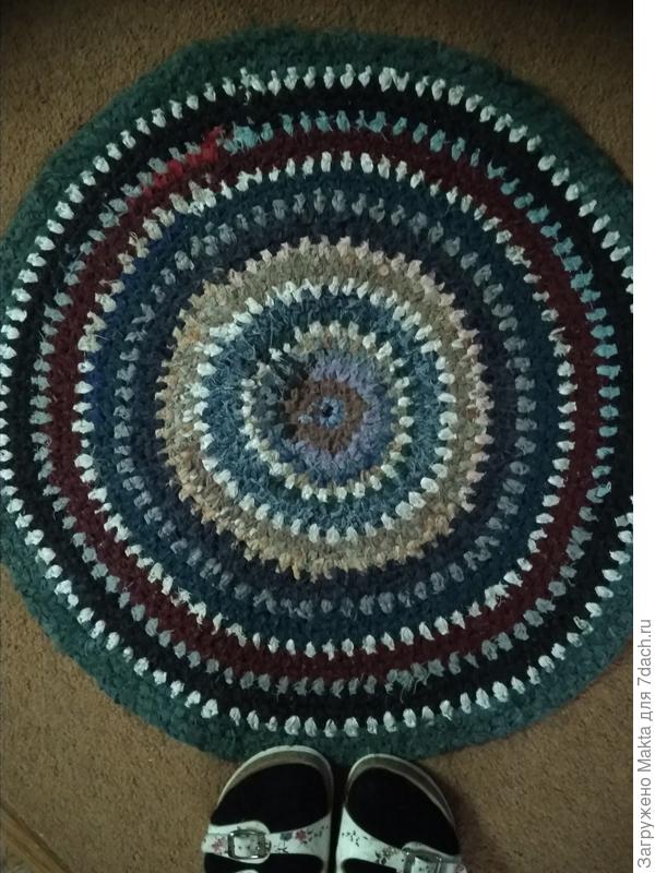 Диаметр круга -60 см, специально встала рядом, чтоб размер был яснее. Ширина полосок из клубка - 1см, местами чуть меньше. Тут и джинсовые полоски есть, в самом центре - извините, чулочная продукция, немного.