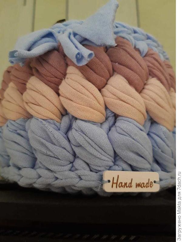 Стоит неудачно, фон - зелёные обои