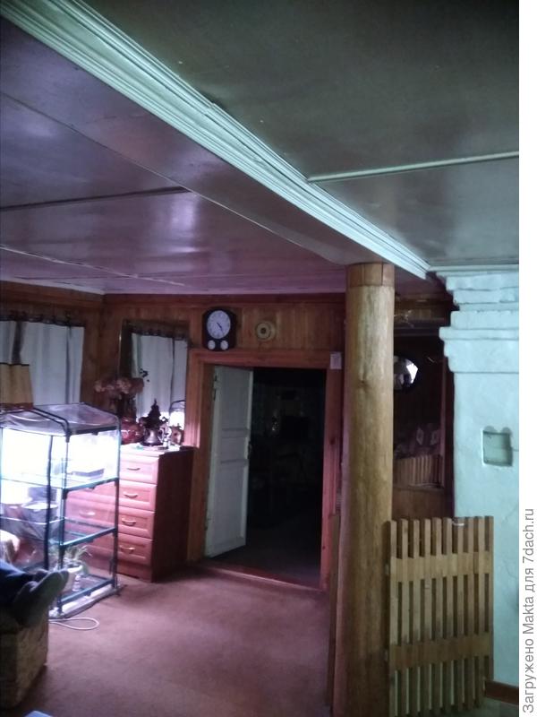 Это четверть большой комнаты. Справа печь, слева - с лампой огурцы, базилик и томатики