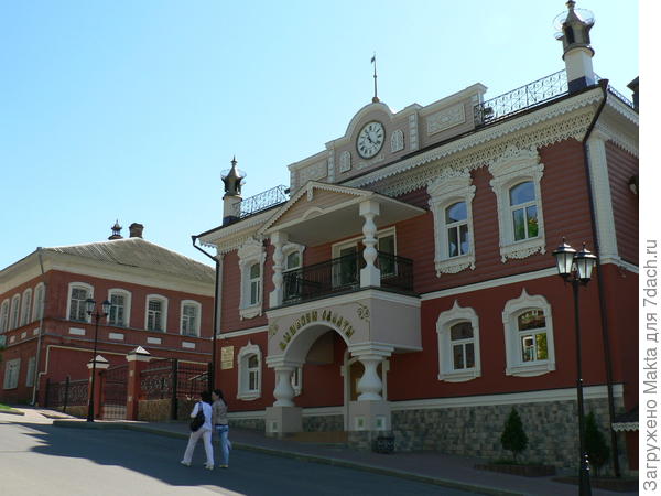 Туристов с детьми сейчас очень много.