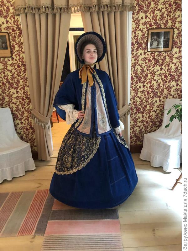 Можно нарядиться)) в гостиной