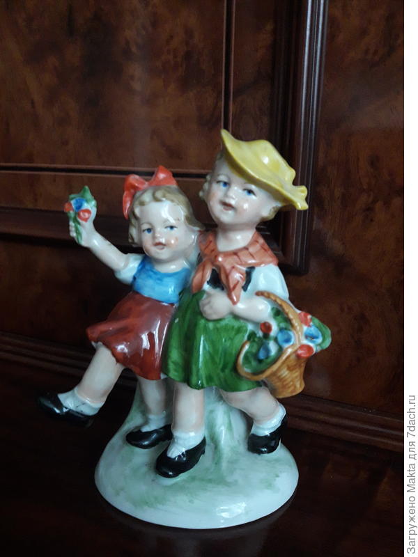 Из детства. Я старшая))