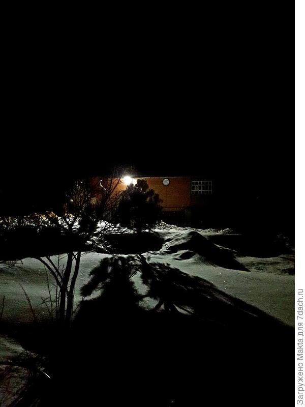 С обратной стороны дома.