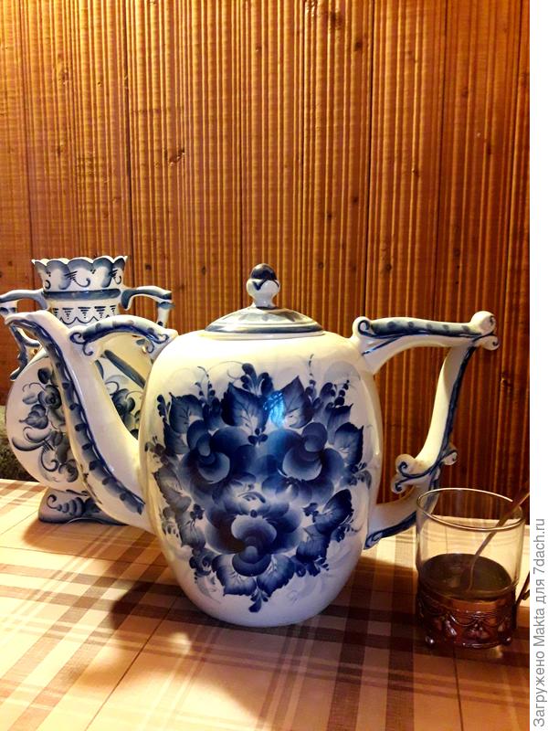 Для больших чайных посиделок. V=3л, стакан для сравнения рядом.