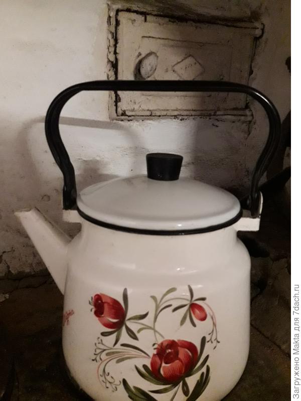 Кипятит по утрам на печке. Есть надпись слева - 8 Марта.