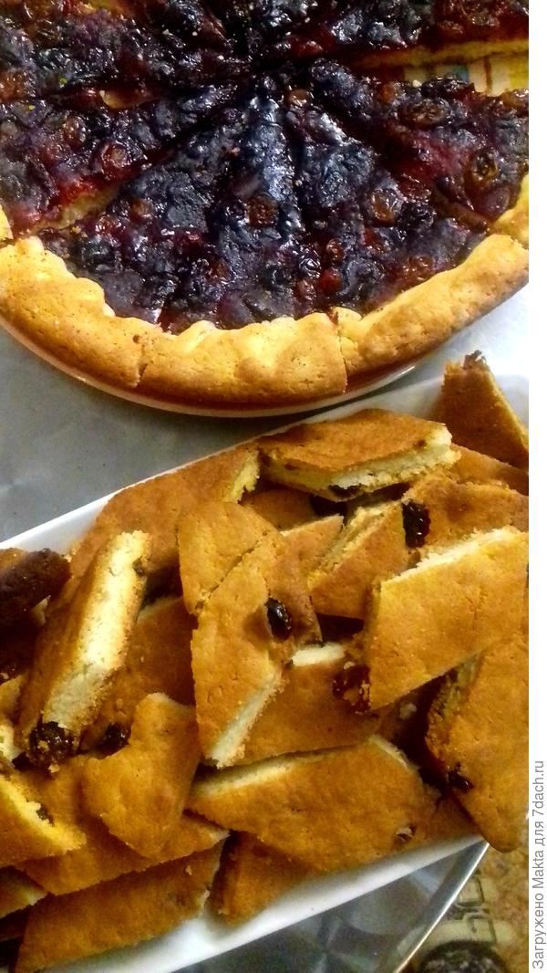 Песочные, на скорую руку, бортики слепила ... быстро.