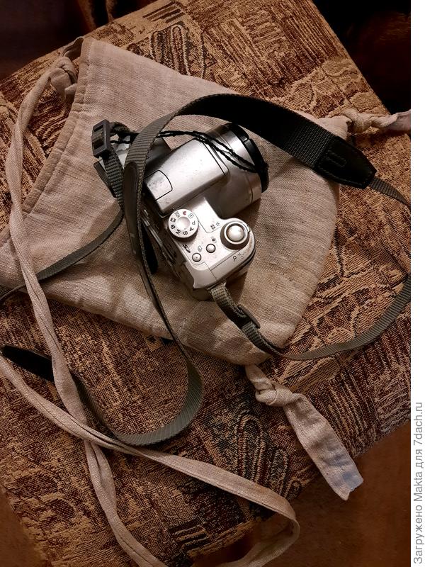 Льняная летняя сумочка-самоделка для фотоаппарата, сегодня последний, думаю, раз была в лесу, пора постирать и убрать. Фасон подсмотрела в магазине льна. По верху изнутри лента-липучка. Узлы на ручке - сшила длинную для себя ручку, надеваю через голову. Сумка с синтепоновой прокладкой, накрытой слоем х/б ткани.