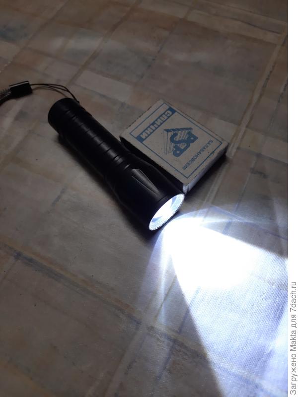 Невесомый фонарик с зарядкой, как у смартфона. Луч на десятки метров и регулируется