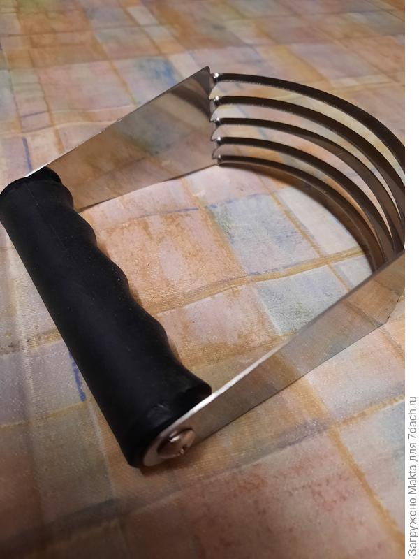 Удобно рубить масло в муке, приготовление слоёного теста доставляет удовольствие.