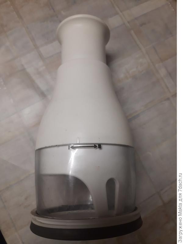 Общий вид лукорезки. Нажимаешь на рычаг сверху вниз, в прозрачный стакан выходят лезвия.