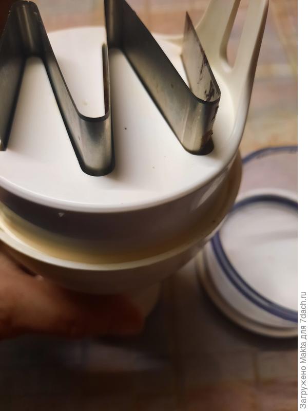 Лезвия очень острые. Нажимаешь несколько раз, механизм внутри  вращается. Но как-то трудно измельчает.