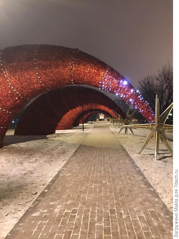 Волшебные колпаки с бегущим светом. В темноте, конечно, смотреть лучше.