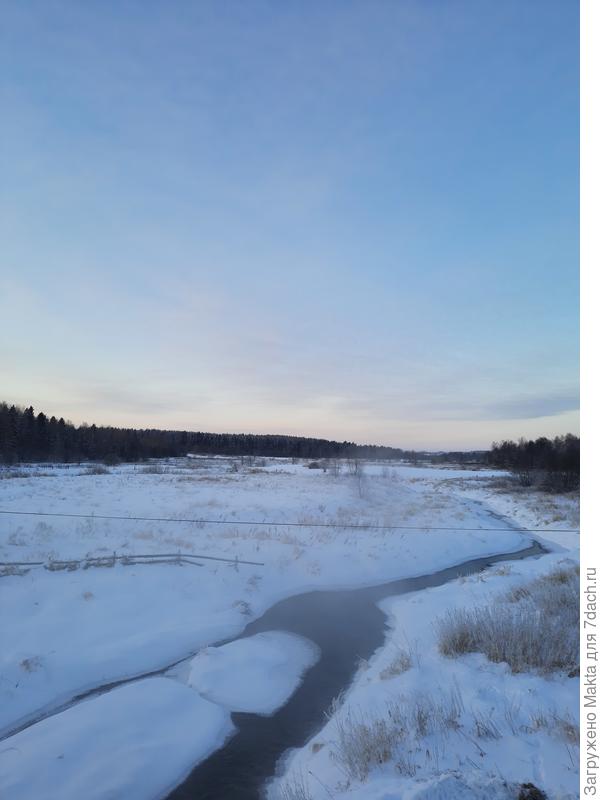 Бежим домой через речку. Вода парИт.т