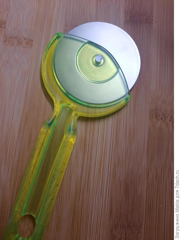 Таким режу пирог а-ля пицца. Никак не найду нормальный - крепкий металлический