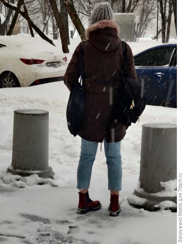 Сейчас так носят:) По погоде:)