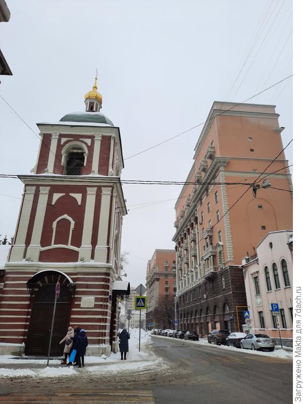 Успенская церковь. 1654г. Снег складирован местами, но вывозится.