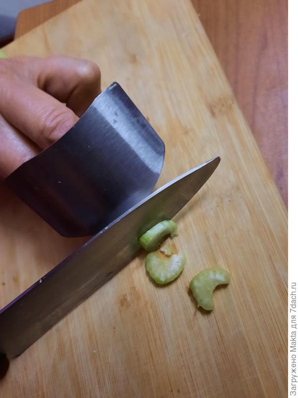 Вот так режем, нож скользит по металлу