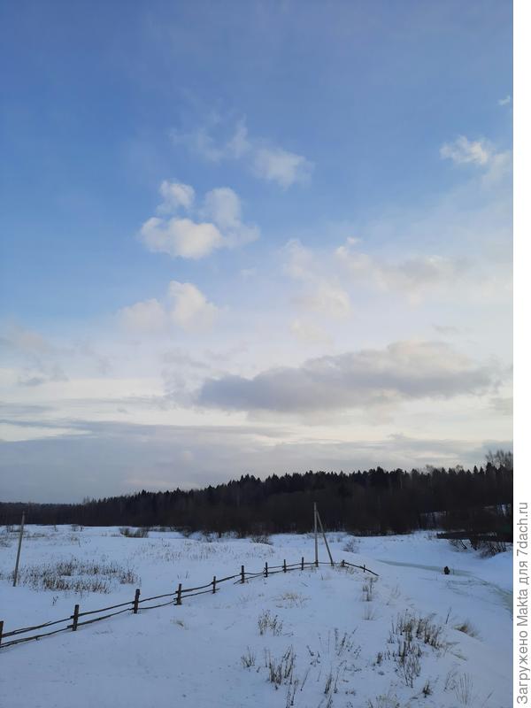 Это с другой стороны моста, где всегда лед. Видно одного рыбака, но излучин и омутов там много, рыбаков тоже