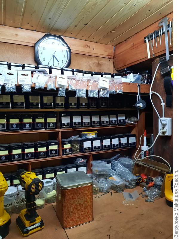 Я хотела в этой банке держать в пакетах фунгициды или удобрения. Но не очень удобно: содержимое не видно.