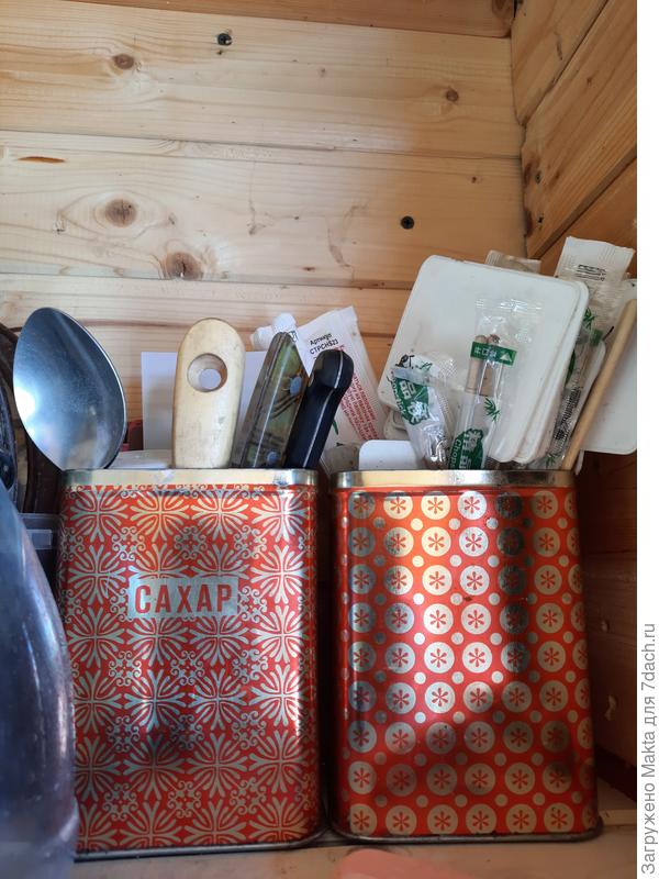 В моем сарайчике для инструмента в кач-ве органайзеров, для ножичков, ложек, палочек и бирочек