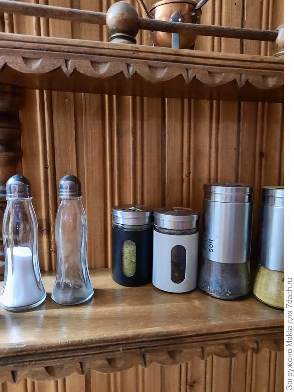 Купила до кучи набор из 2-х солонок(слева). Показались грациозными.