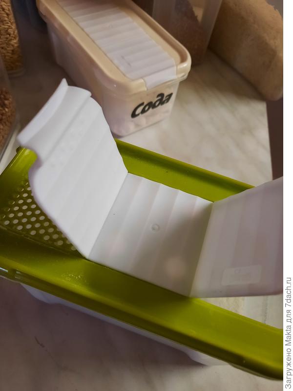 Так открывается крышка. Пластик РР, крепкий и безопасный