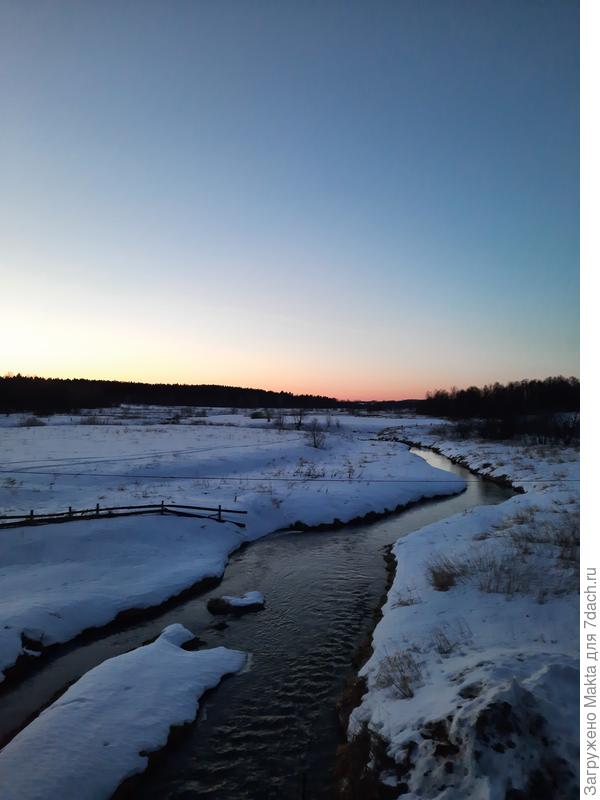 Закат, река журчит