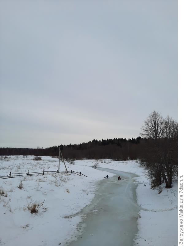 Рыбаки сидят только с одной стороны моста, лёд позволяет.