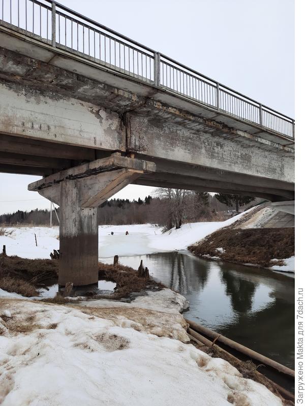 Граница льда под мостом, дальше - рыбаки