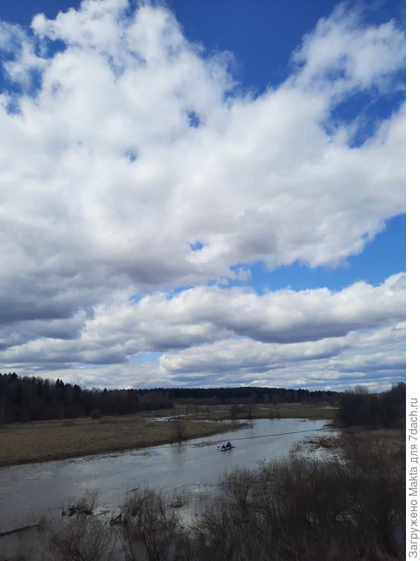 Наша речка петляет, весенняя вода ещё не спАлавода