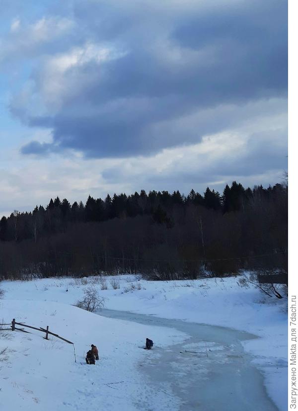 Рыбаки сидят. А тут река затянута льдом.