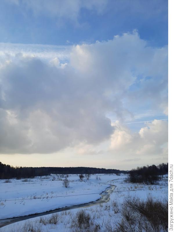 Ветер сильный. Здесь наша речка не замерзает.