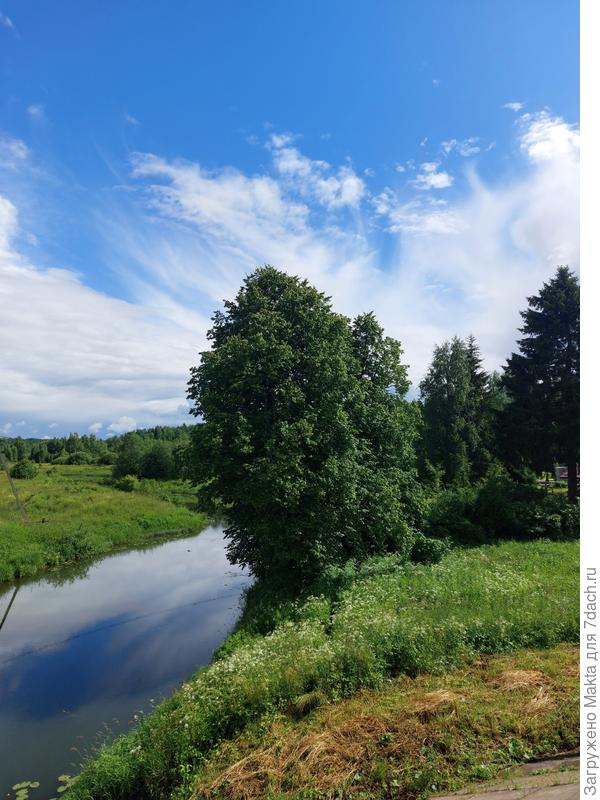Тут солнечно пока, река спокойная, вдали Ивановская область
