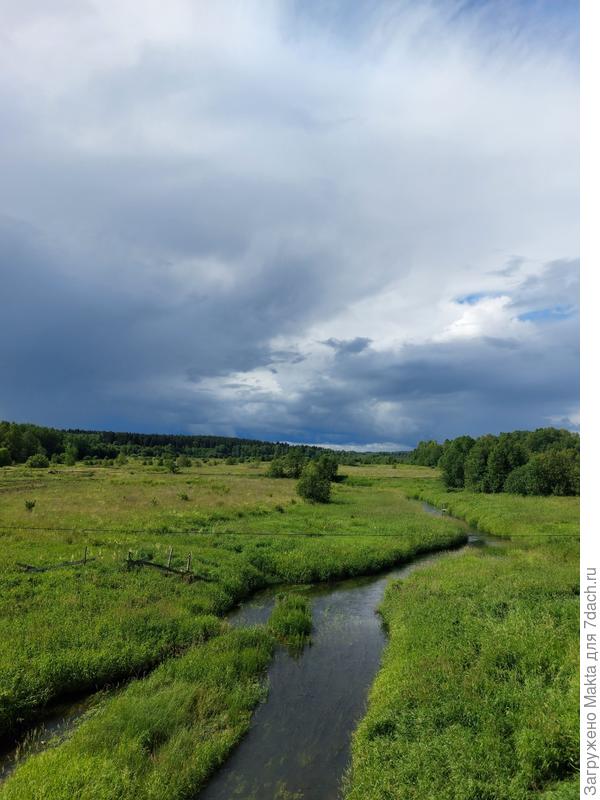 А тут тучи, и река бежит быстро.