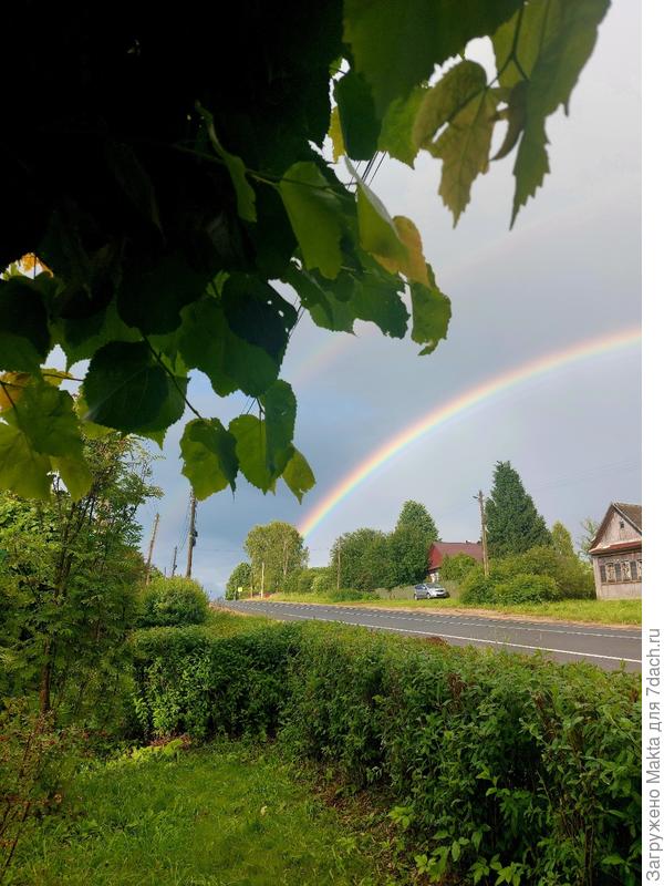 Быстро показываются две радуги