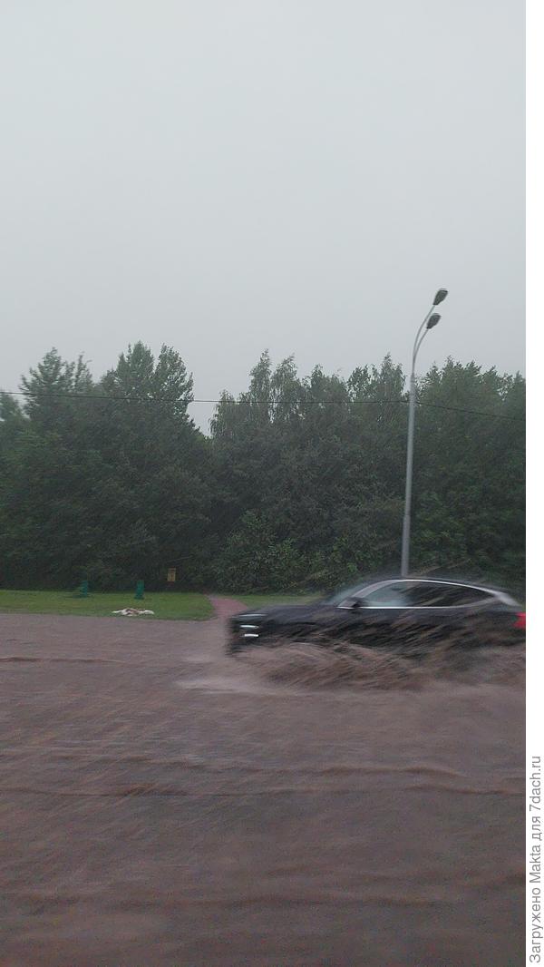 Это машина на встречной полосе. Едем еле-еле.