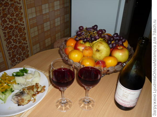 ...на столе бутылка есть...