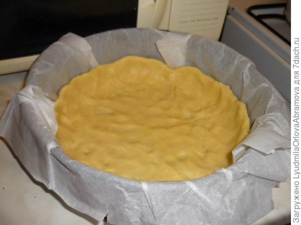 Выкладываем тесто на форму