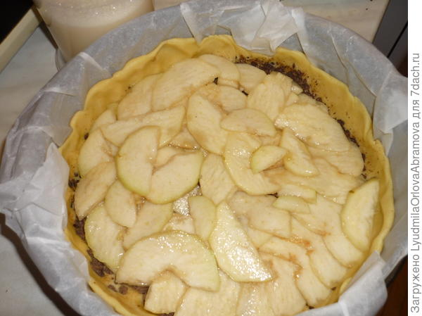 Раскладываем ломтики груши на шоколаде.