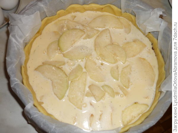 Заливаем груши кремом.