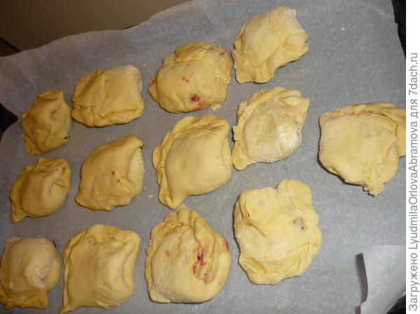 Раскладываем пирожные на противень, застеленный бумагой для выпекания