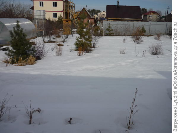 В саду еще снег.