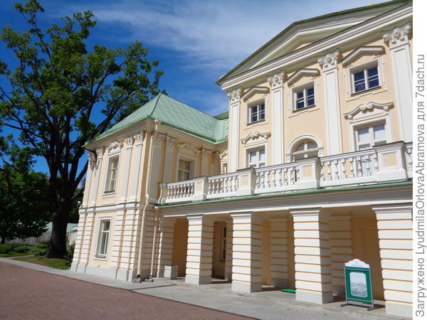 Центральный корпус дворца