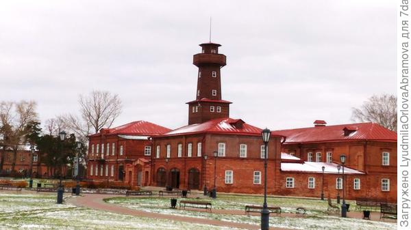 Бывшее ремесленное училище и пожарный обоз.