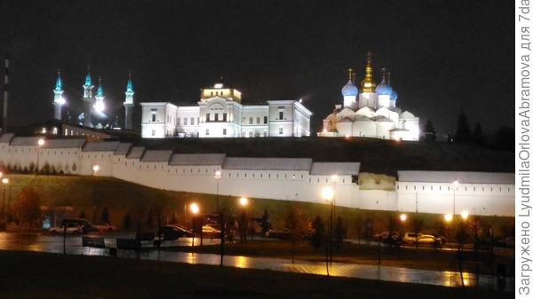 Через дорогу - Казанский кремль.